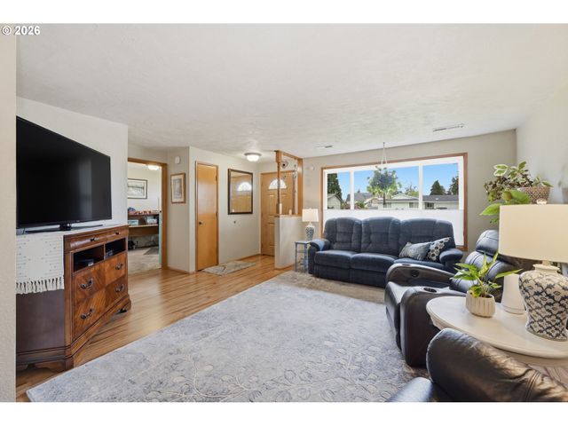 430 S 37TH Pl, Springfield, OR 97478