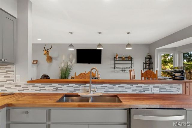 5051 Lancelot Lane, High Ridge, MO 63049