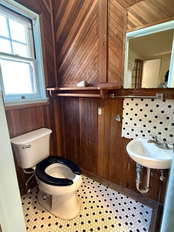 Image 16 of property listing at 2240 N Van Ness Boulevard, Fresno, CA 93704