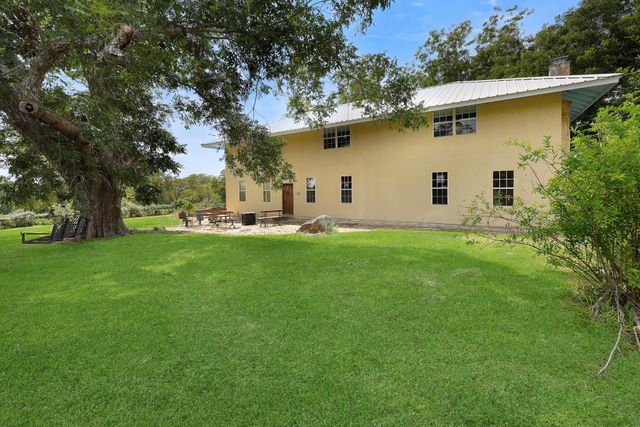 144 Century Lane, Bellville, TX 77418