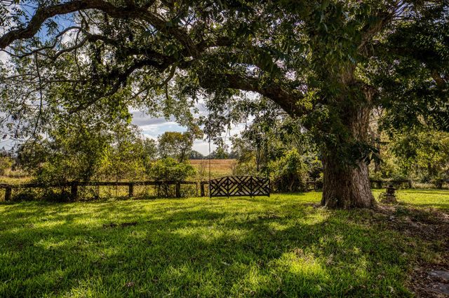 144 Century Lane, Bellville, TX 77418