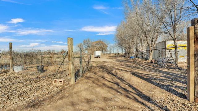 15 Valle Lobo, Los Lunas, NM 87031