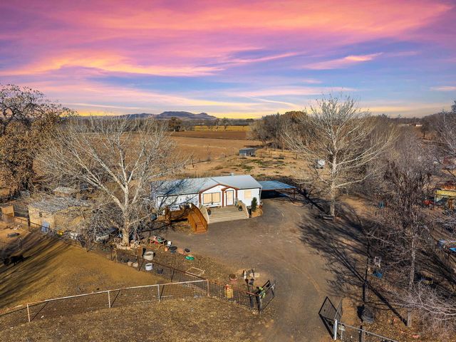 15 Valle Lobo, Los Lunas, NM 87031