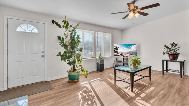 15 Valle Lobo, Los Lunas, NM 87031