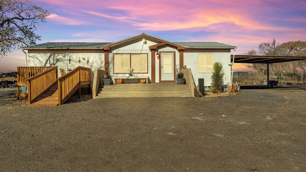 15 Valle Lobo, Los Lunas, NM 87031