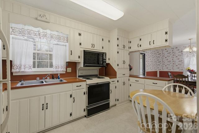 902 Meadowood Drive, Lenoir, NC 28645