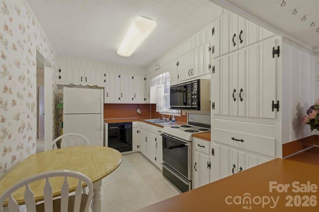 902 Meadowood Drive, Lenoir, NC 28645