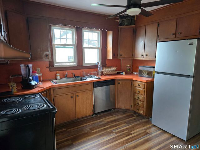 14 Center Court, Newington, CT 06111