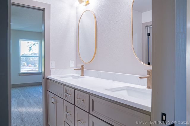 4929 S Columbia Avenue, Tulsa, OK 74105