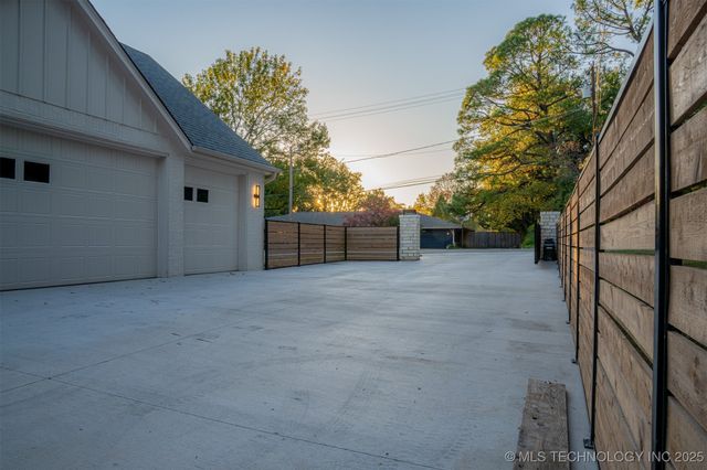 4929 S Columbia Avenue, Tulsa, OK 74105