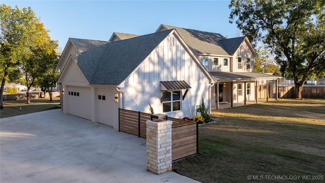 4929 S Columbia Avenue, Tulsa, OK 74105