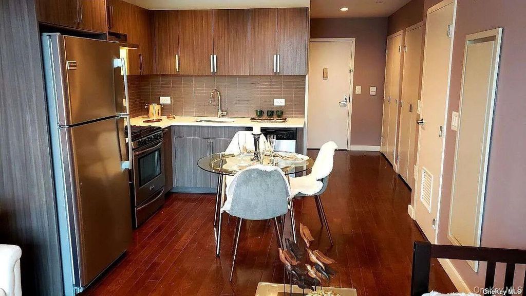 1215 Broadway 424, Astoria, NY 11106
