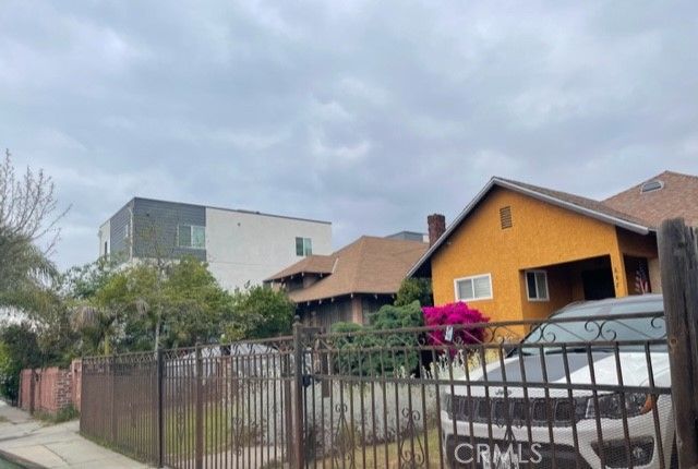 851 E 32nd Street, Los Angeles, CA 90011