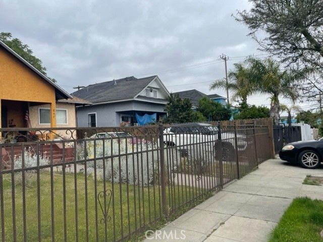 851 E 32nd Street, Los Angeles, CA 90011