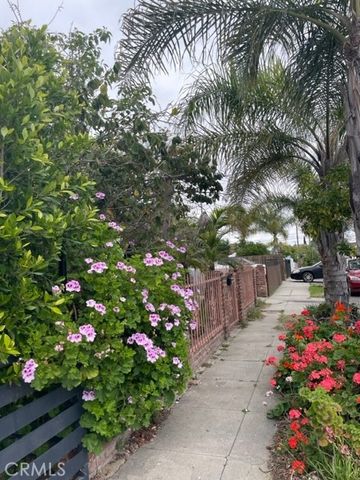 851 E 32nd Street, Los Angeles, CA 90011