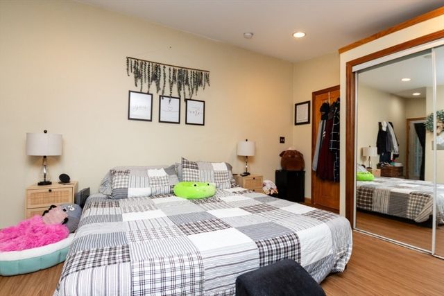 8 Old Fisher Ln, Walpole, MA 02081