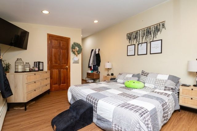 8 Old Fisher Ln, Walpole, MA 02081