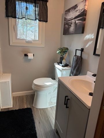 8 Old Fisher Ln, Walpole, MA 02081