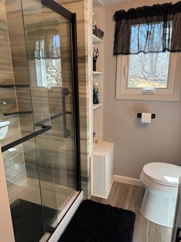 8 Old Fisher Ln, Walpole, MA 02081