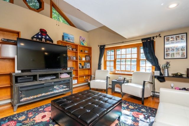 8 Old Fisher Ln, Walpole, MA 02081