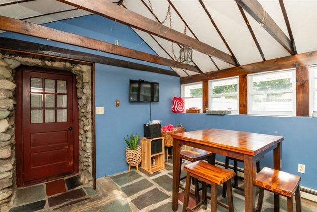 8 Old Fisher Ln, Walpole, MA 02081