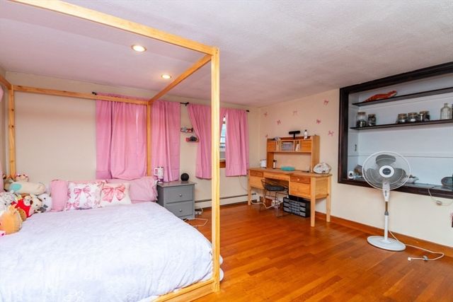 8 Old Fisher Ln, Walpole, MA 02081