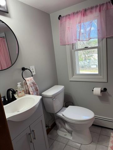 8 Old Fisher Ln, Walpole, MA 02081