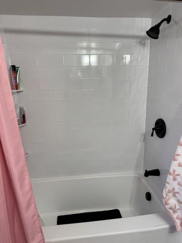 8 Old Fisher Ln, Walpole, MA 02081