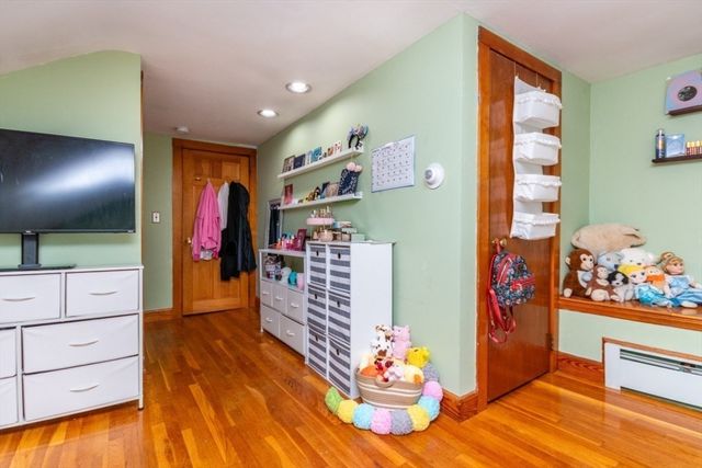 8 Old Fisher Ln, Walpole, MA 02081