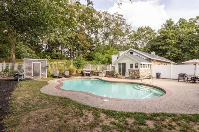 8 Old Fisher Ln, Walpole, MA 02081