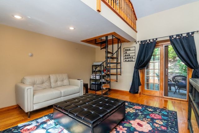 8 Old Fisher Ln, Walpole, MA 02081