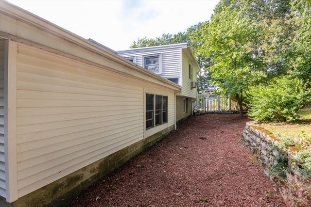 8 Old Fisher Ln, Walpole, MA 02081