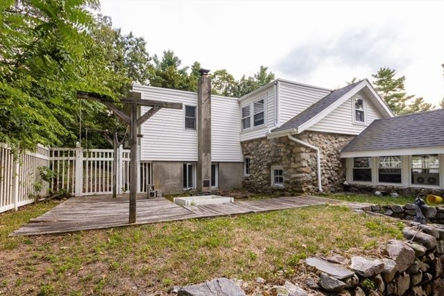 8 Old Fisher Ln, Walpole, MA 02081