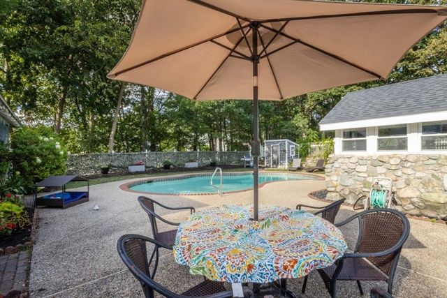 8 Old Fisher Ln, Walpole, MA 02081