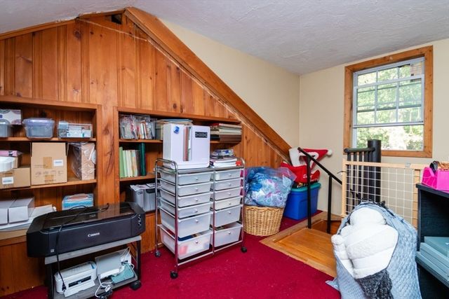 8 Old Fisher Ln, Walpole, MA 02081