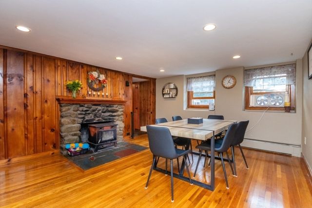 8 Old Fisher Ln, Walpole, MA 02081