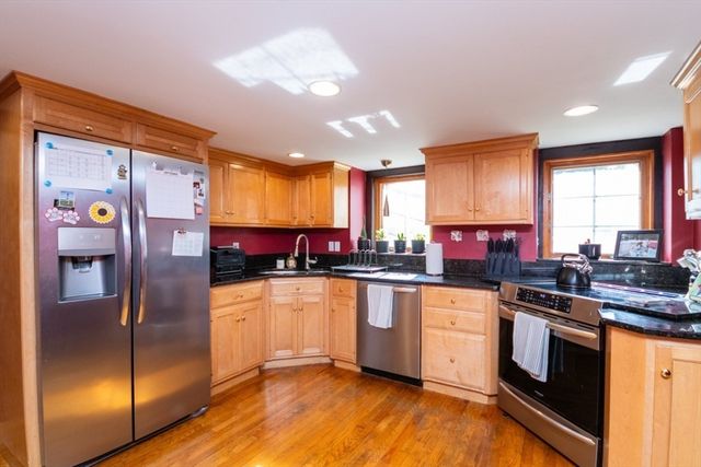 8 Old Fisher Ln, Walpole, MA 02081