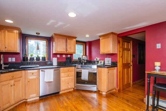 8 Old Fisher Ln, Walpole, MA 02081