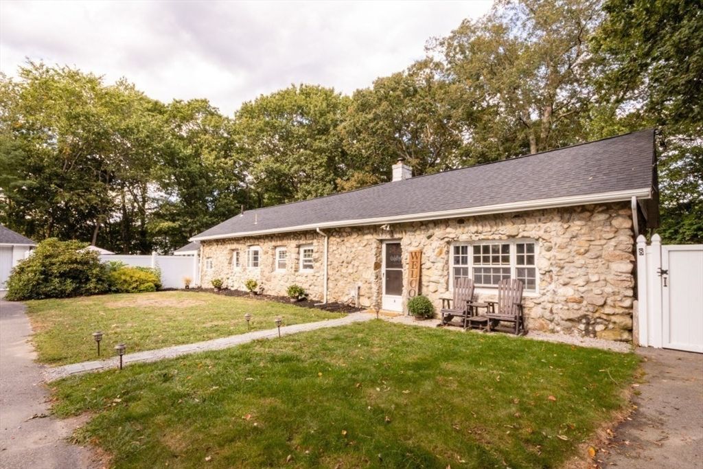 8 Old Fisher Ln, Walpole, MA 02081