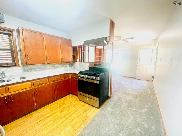 106 E JEFFERSON AVENUE, Iowa Park, TX 76367