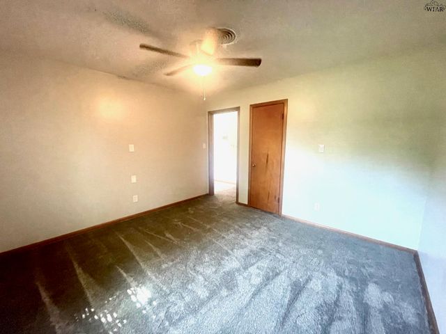 106 E JEFFERSON AVENUE, Iowa Park, TX 76367