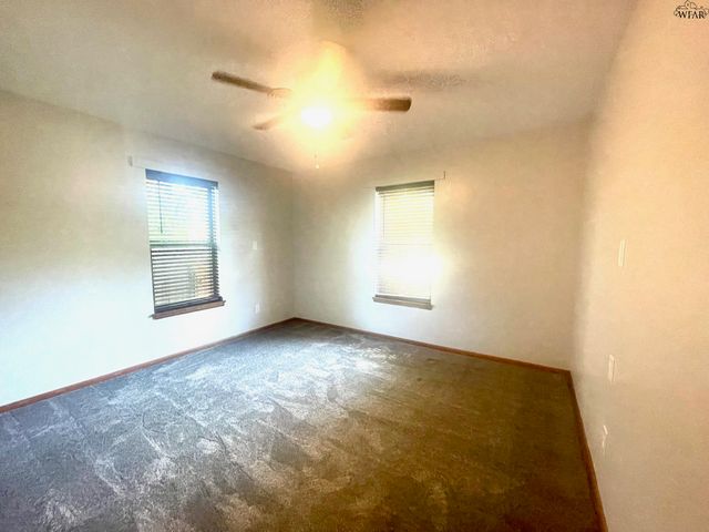 106 E JEFFERSON AVENUE, Iowa Park, TX 76367