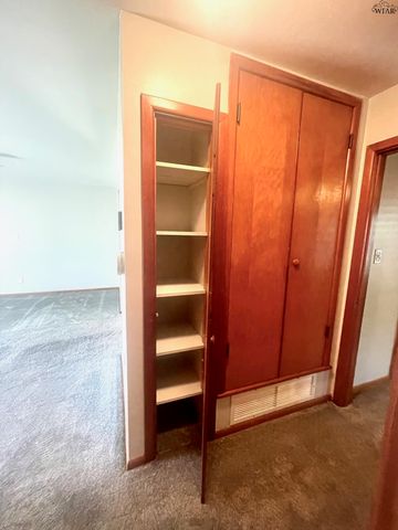 106 E JEFFERSON AVENUE, Iowa Park, TX 76367