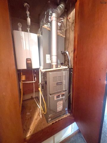 106 E JEFFERSON AVENUE, Iowa Park, TX 76367