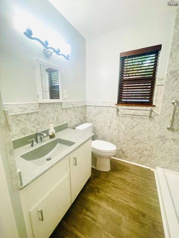 106 E JEFFERSON AVENUE, Iowa Park, TX 76367