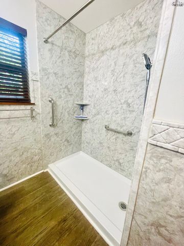 106 E JEFFERSON AVENUE, Iowa Park, TX 76367