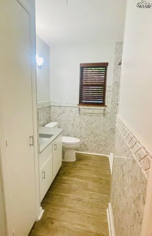 106 E JEFFERSON AVENUE, Iowa Park, TX 76367