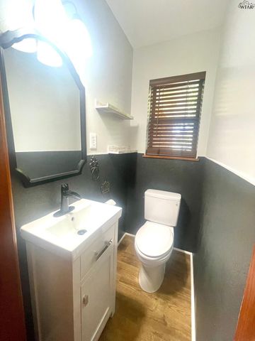 106 E JEFFERSON AVENUE, Iowa Park, TX 76367