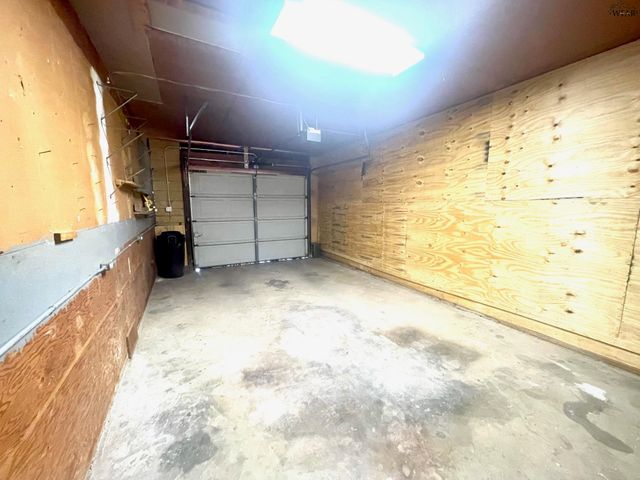 106 E JEFFERSON AVENUE, Iowa Park, TX 76367