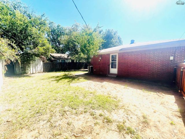 106 E JEFFERSON AVENUE, Iowa Park, TX 76367